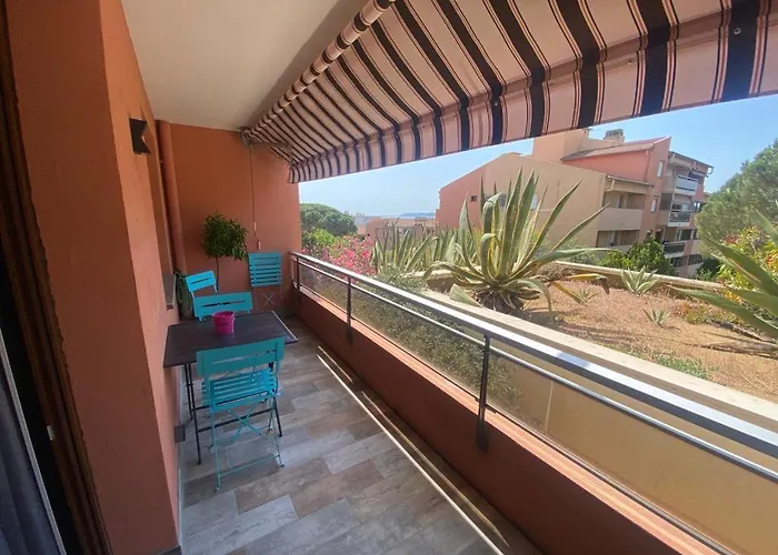 Vue Avec Place De Parking Privee *